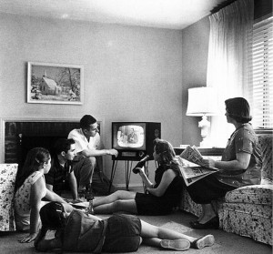 Famille regardant la télévision, 1958