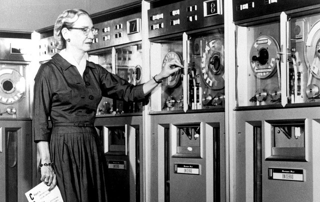 Grace Hopper, conceptrice du langage COBOL.