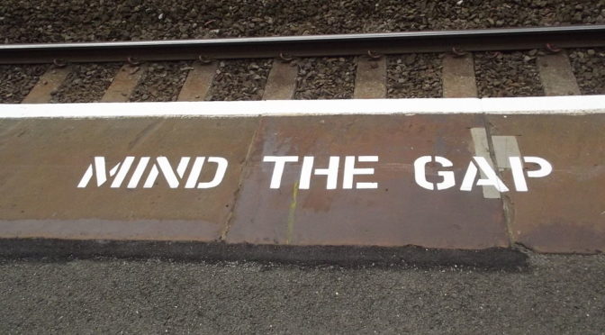 "Mind the gap", mise en garde en bordure du quai d'une gare ferroviaire.